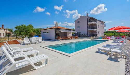 Apartment with Pool View 