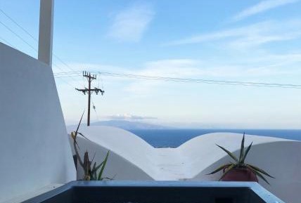 Two Level Compact Suite with Seasonal Outdoor Hot Tub