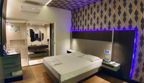 Deluxe Queen Suite