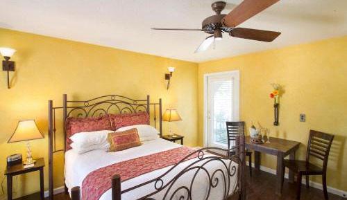 Deluxe Queen Suite