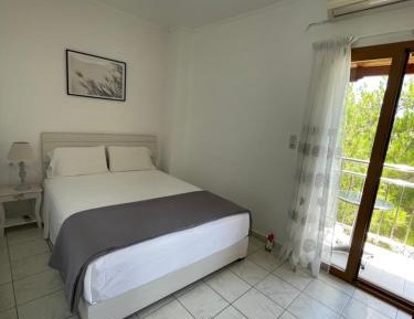One-Bedroom Apartment with Side Sea View
