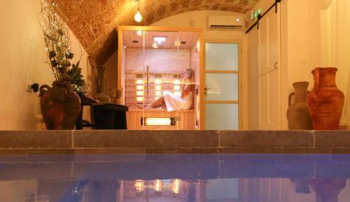 Queen Suite with Pool View
