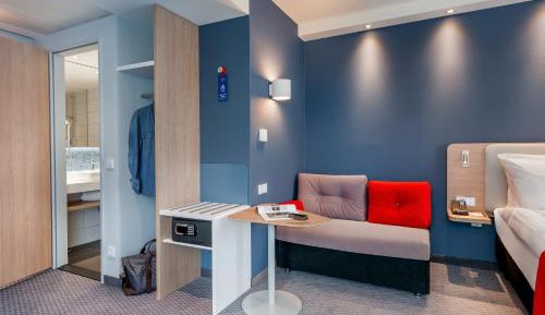 Standard Queen Room with Sofa Bed - Non-Smoking