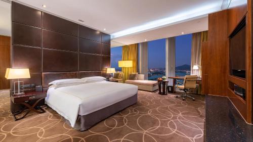 1 King Bed Classic Lake View Lounge Access