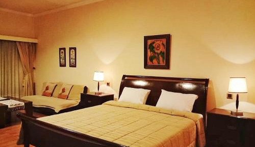King Studio with Sofa Bed