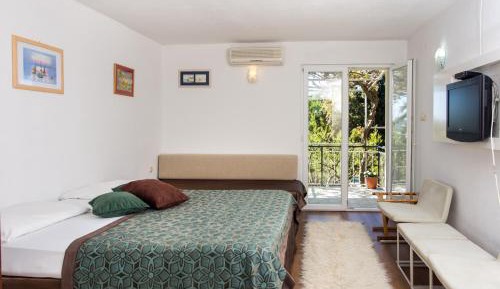 Deluxe One-Bedroom Apartment with Balcony and Garden View
