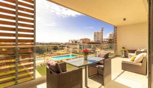 Apartment with Pool View 