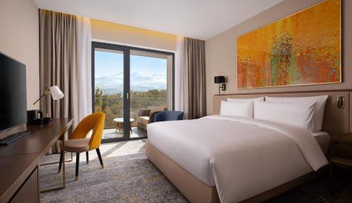 Classic King Room with Panoramic Mountain View