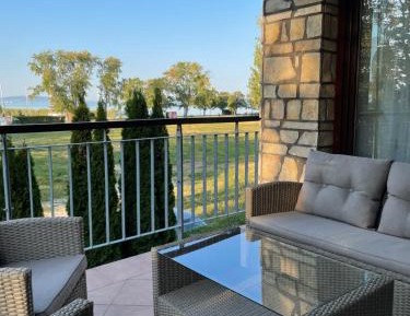 Apartment with Lake View