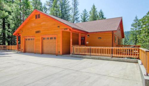 Three-Bedroom Holiday Home 