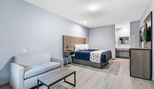 Standard King Room with Pool View