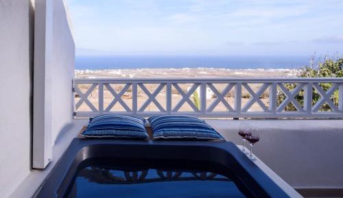 Compact Two-Bedroom Sea View Suite with Seasonal Outdoor Hot Tub