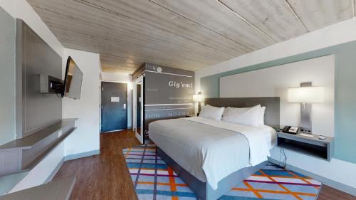 Standard King Room with Walk-In Shower