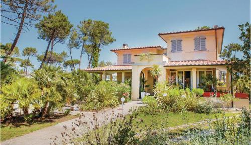 Three-Bedroom Holiday Home 