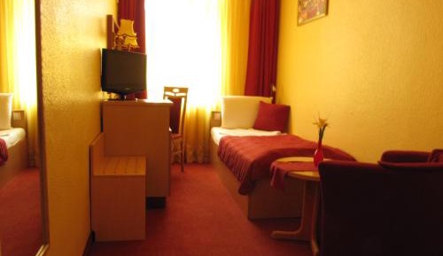 Single Room with Private Bathroom in Hallway
