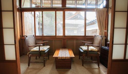 Small Japanese-Style Twin Room with Shared Bathroom