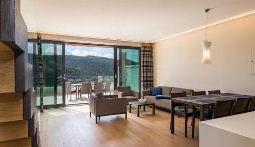 Two-Bedroom Apartment with Free Parking