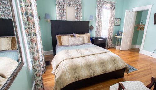 Deluxe Queen Room