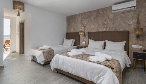 Deluxe Triple Room with Sea View and Shared Terrace