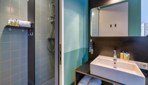 Quadruple Family Room with Private Bathroom and Shower