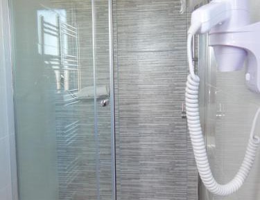 Triple Room with Private Bathroom and Sea View