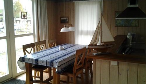 Ferienhaus mit Wasserterrasse (6 Erwachsene + 1 Kind)