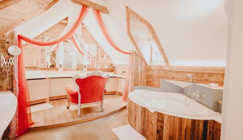 Deluxe Suite with Spa Bath