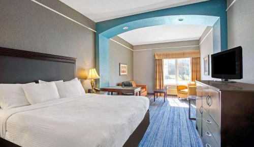 One-Bedroom King Suite - Non-Smoking
