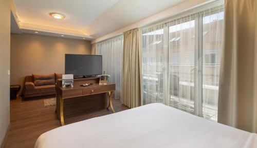 Junior Suite with Balcony