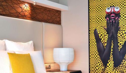 Deluxe Corner King Room with Balcony and Lagoon View
