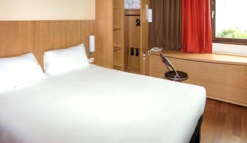 Standard Room with One Double Bed and One Single Bed