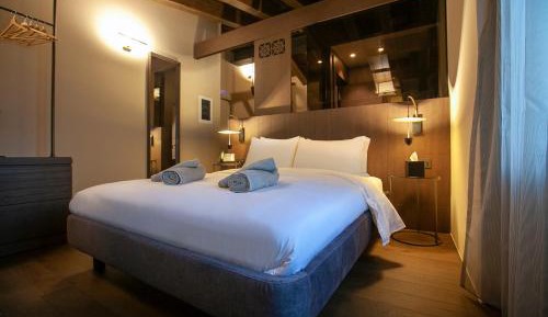 Attic Room with Outdoor Hot Tub