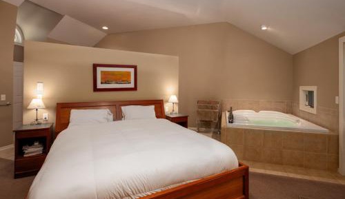 King Suite with Spa Bath - Anniversary Suite