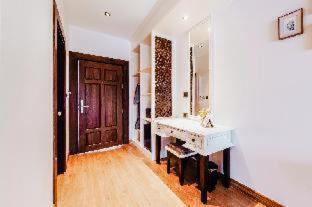 Deluxe double with balcony (wooden ceiling)