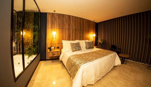 Deluxe Suite with Spa Bath
