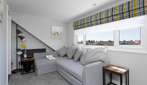 Deluxe One-Bedroom Apartment with City View