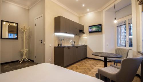Deluxe Apartment with Balcony - Mala Zhytomyrska 18