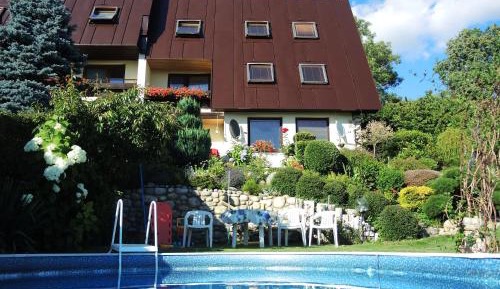 Apartment with Mountain View