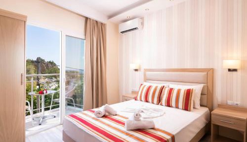 Deluxe Double Room with Side Sea View
