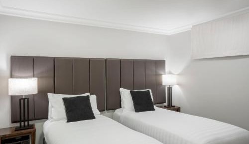 Three-bedroom ground floor lake view apartment