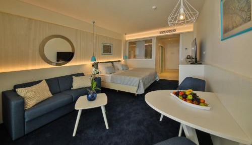 Deluxe Double Room (3 Adults) 