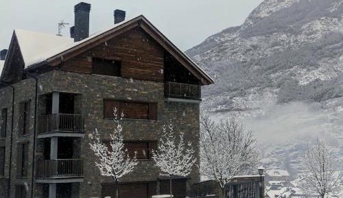 Apartment with Mountain View