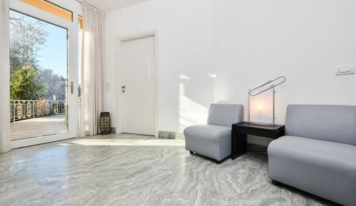 Apartment with Lake View