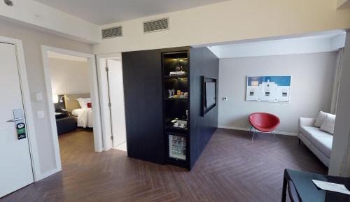 Deluxe Queen Suite