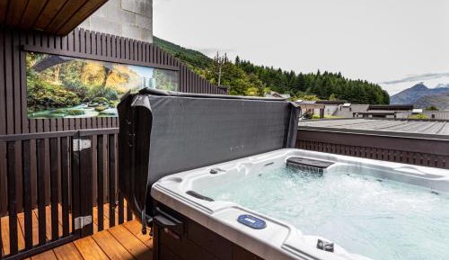 Two-Bedroom Lake View Townhouse and Private Spa