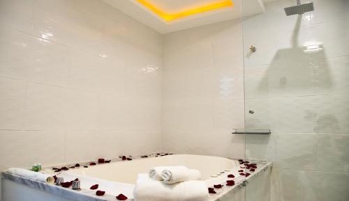 Suite with Hot Tub