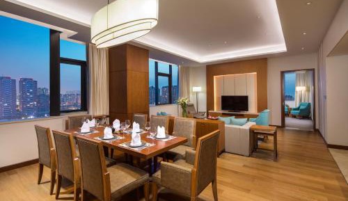 One-Bedroom Suite with Dining Area