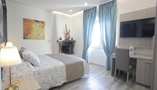 Deluxe Double Room with Side Sea View