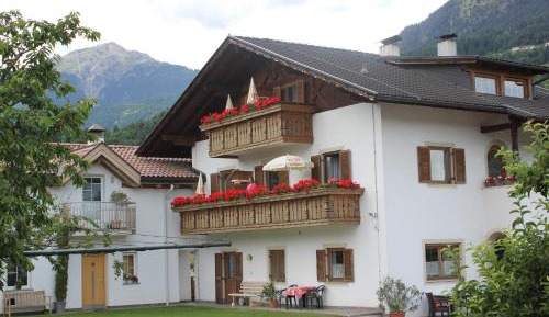 Large One-Bedroom Apartment with Balcony