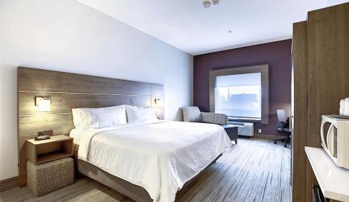 King Room - Mobility Access/Roll in Shower - Non-Smoking